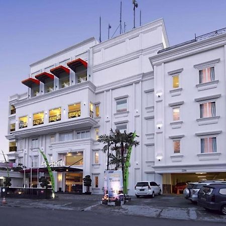 Hw Hotel Padang Exterior photo