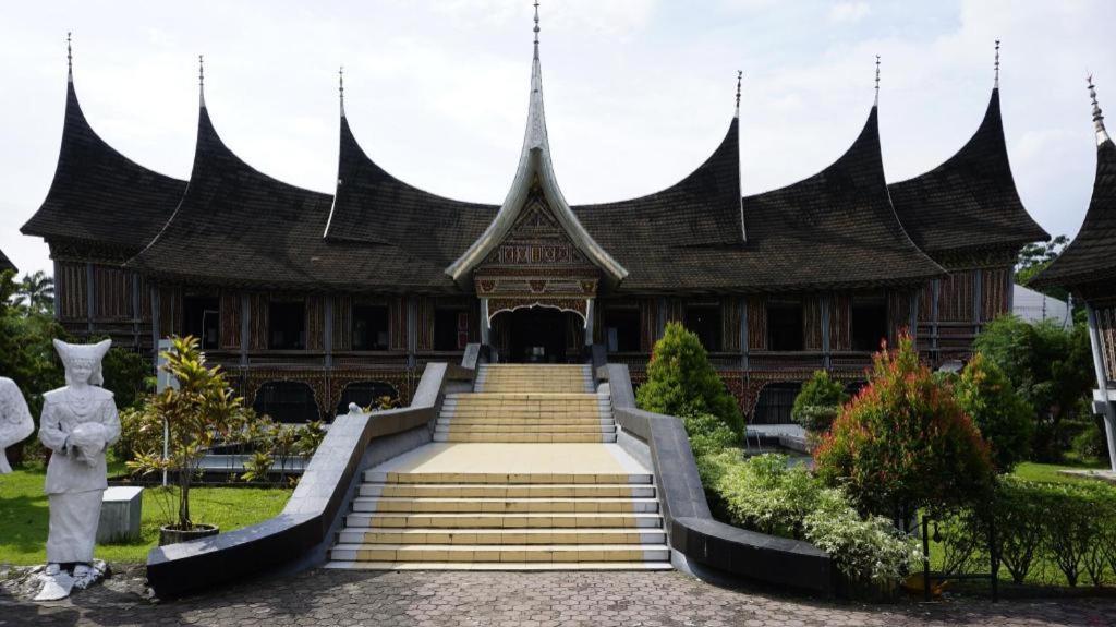 Hw Hotel Padang Exterior photo