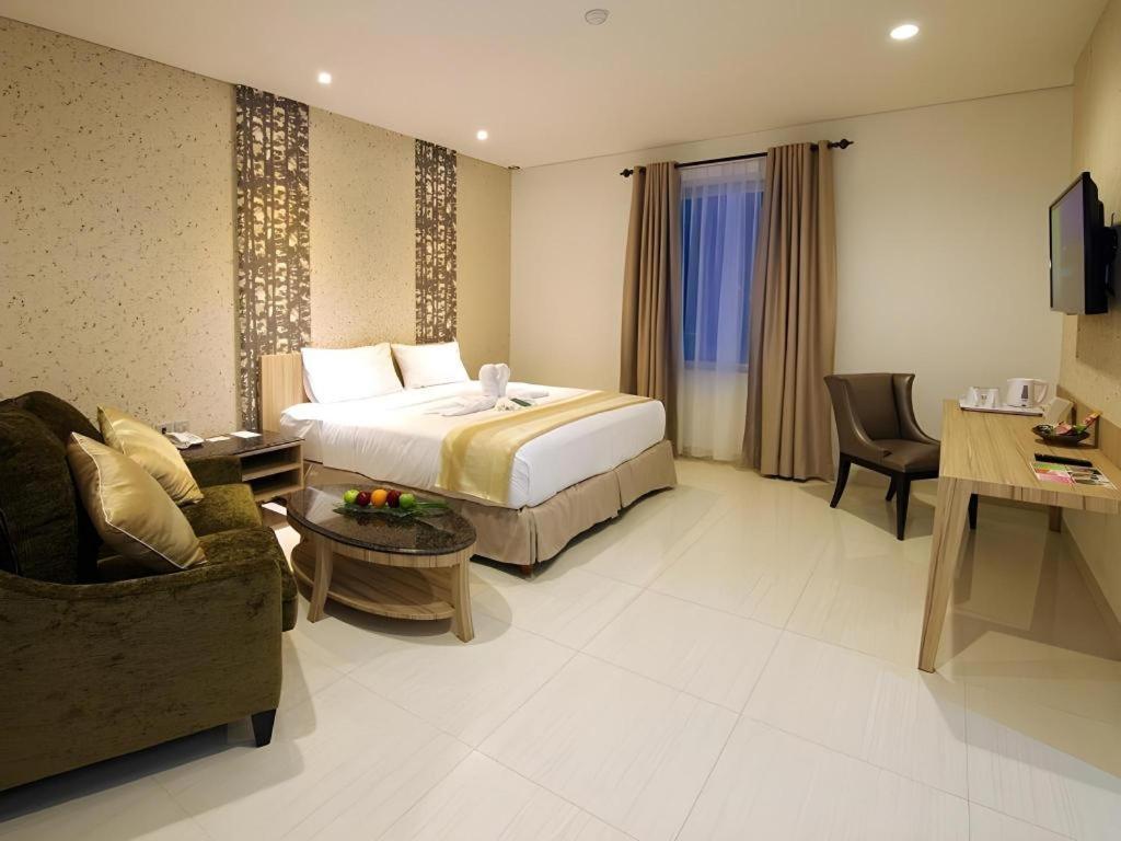 Hw Hotel Padang Exterior photo