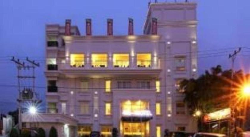 Hw Hotel Padang Exterior photo