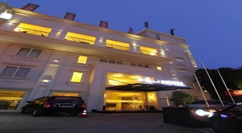 Hw Hotel Padang Exterior photo