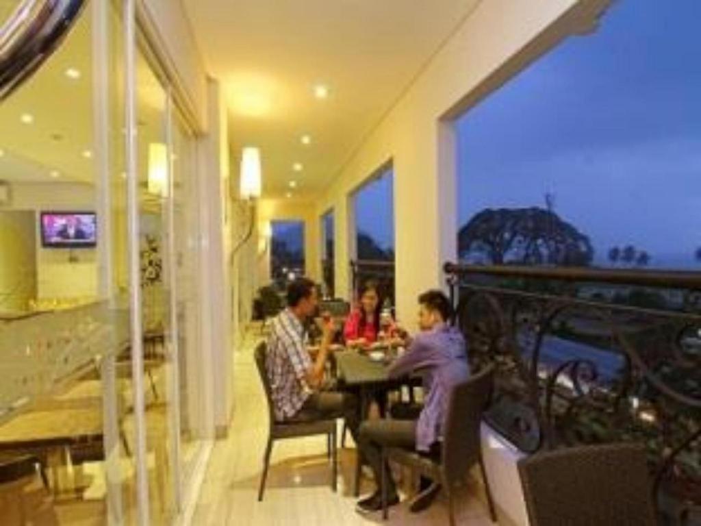 Hw Hotel Padang Exterior photo