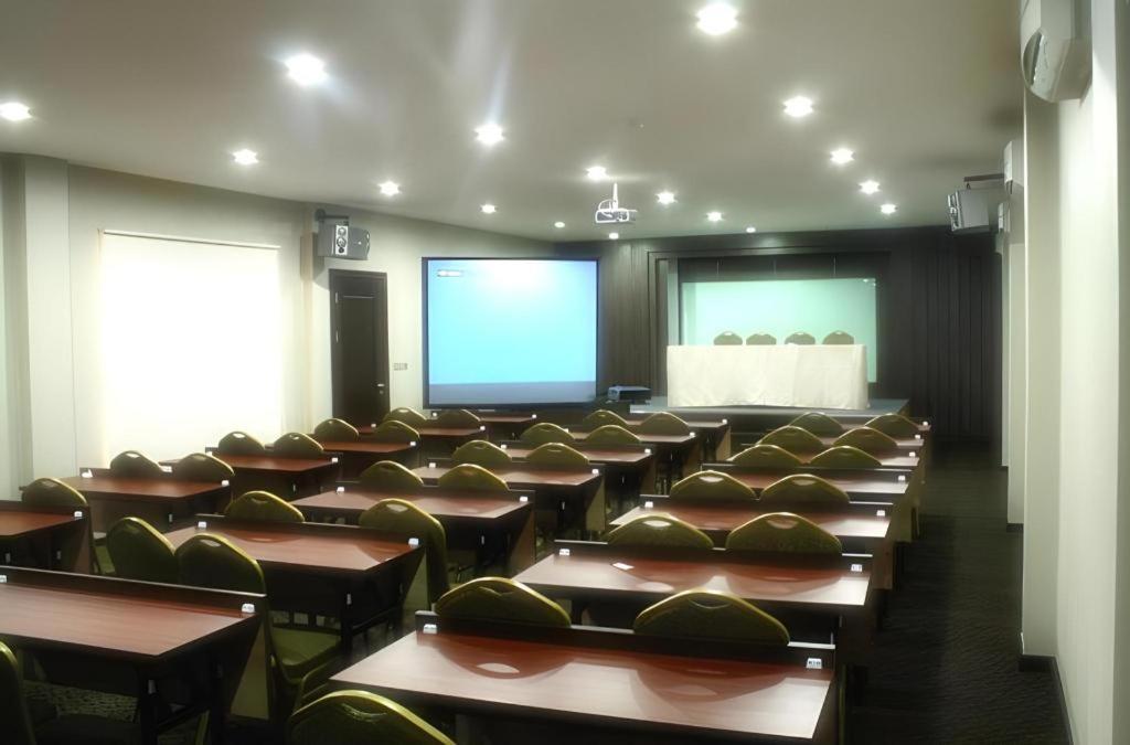 Hw Hotel Padang Exterior photo