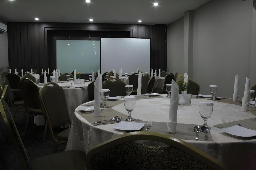 Hw Hotel Padang Exterior photo