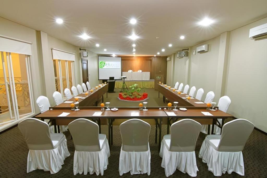 Hw Hotel Padang Exterior photo